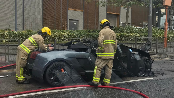 一輛林寶堅尼跑車上午在觀塘起火焚毀。香港突發事故報料區facebook圖片