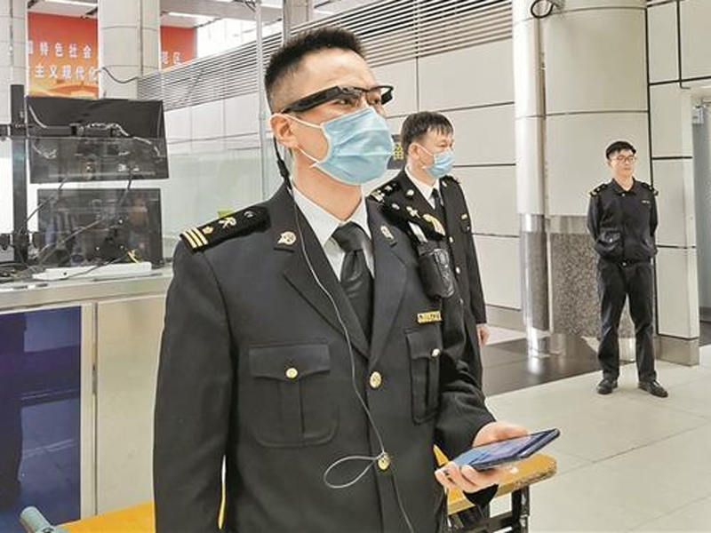 深圳海關關員在深圳灣口岸試用5G智能眼鏡。(網圖)