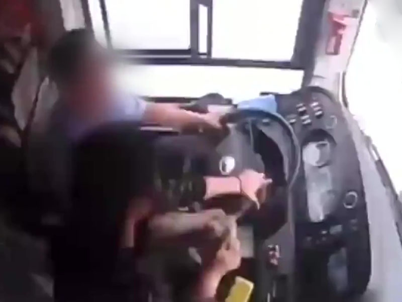 一名大媽欲中途下車被拒,搶巴士司機軚盤。(網圖)