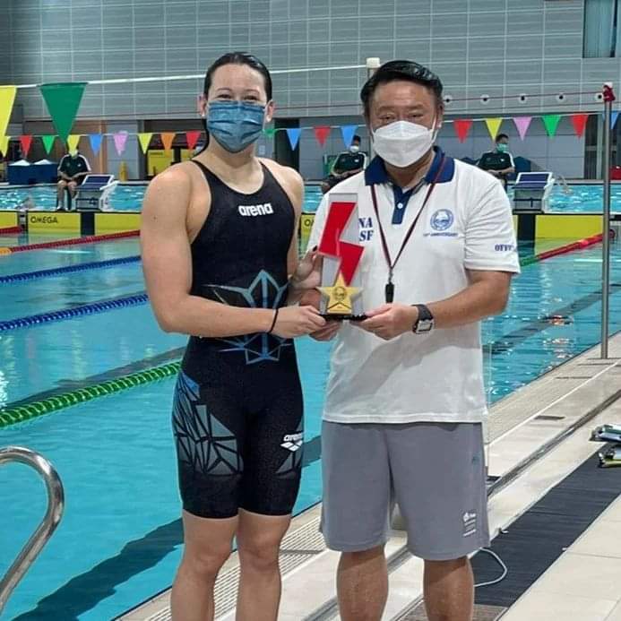 何詩蓓(左)打破女子200米混合泳短池香港紀錄。香港游泳教練會圖片