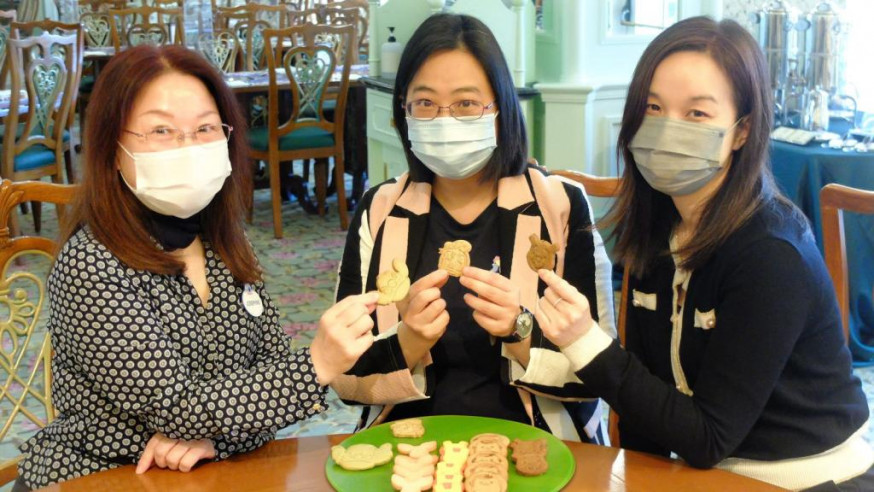 (左起) 鄧玉霞、余冠華及黃嘉卿講解香港迪士尼和新生精神康復會合作製作的曲奇餅,成就另一個共融社會的「夢想」。