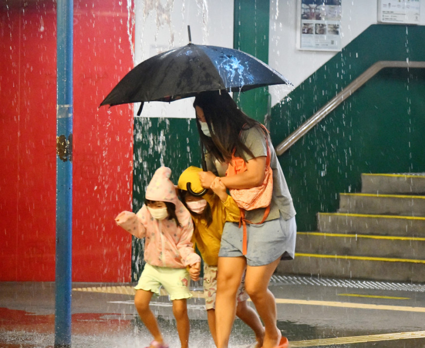 天文台預測,周六多雲有幾陣驟雨。初時雨勢較為頻密。 資料圖片