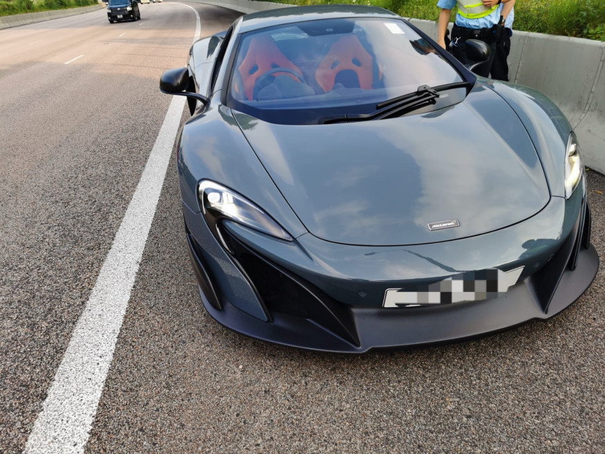 警員向汽車發出欠妥車輛報告。 警方提供