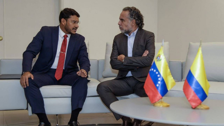 哥倫比亞駐委大使貝內德蒂（右），周日下午抵達首都加拉加斯。哥倫比亞總統府Twitter