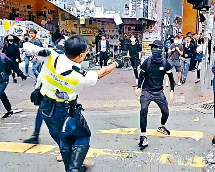 中槍學生(右)被警方控告非法集結罪。岳品新聞相片