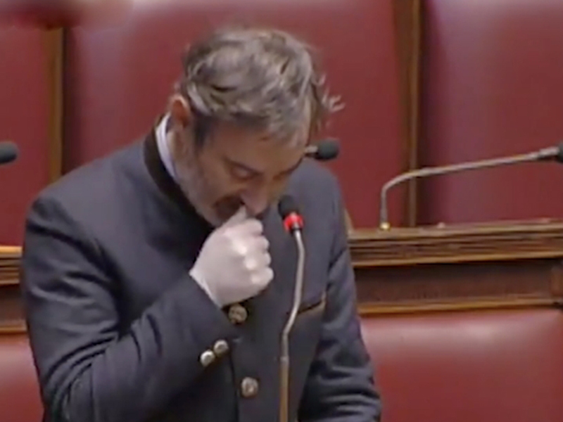 議員丹尼爾·貝洛帝匯報當地新冠肺炎疫情時,數次失控落淚。(網圖)