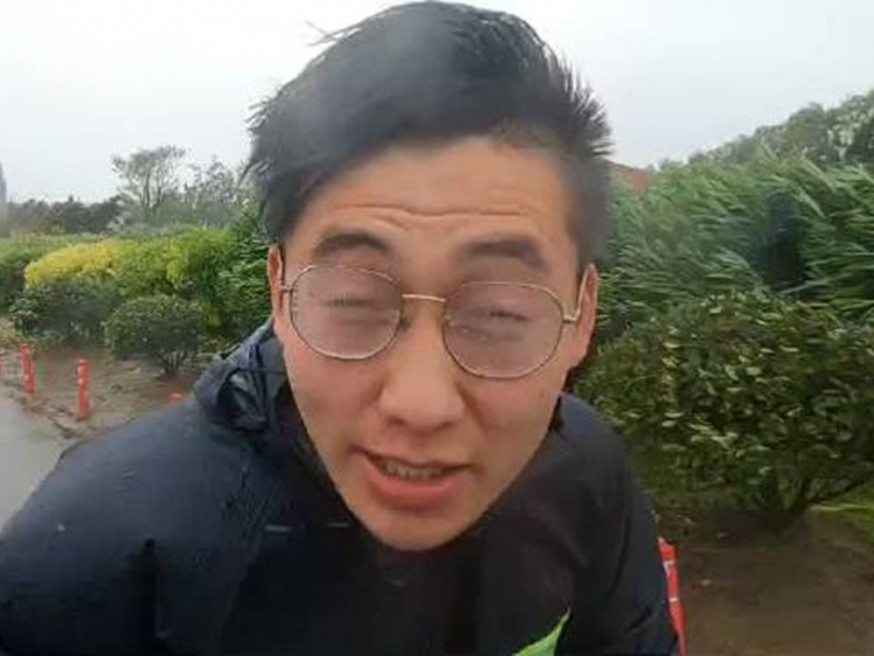 李力特別前往位於上海東南方的南匯嘴觀海公園進行現場報道。網上影片截圖