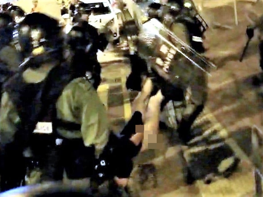 警方抬走少女時,令少女走光露出內褲,事件引起爭議。