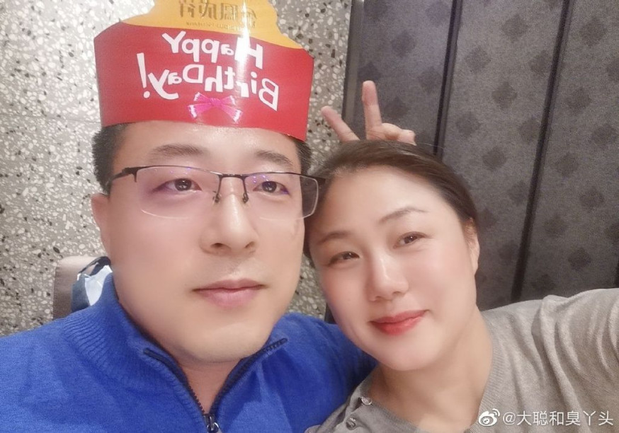 趙立堅夫人高調秀恩愛,濾鏡之下趙立堅仿佛小鮮肉。互聯網