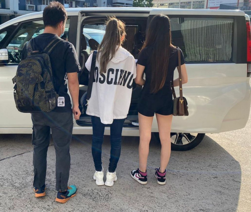 警方帶走涉案女子。