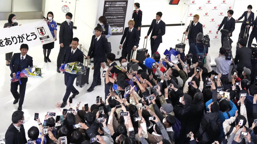 日本隊凱旋,600多位市民前去成日機場接機。 AP