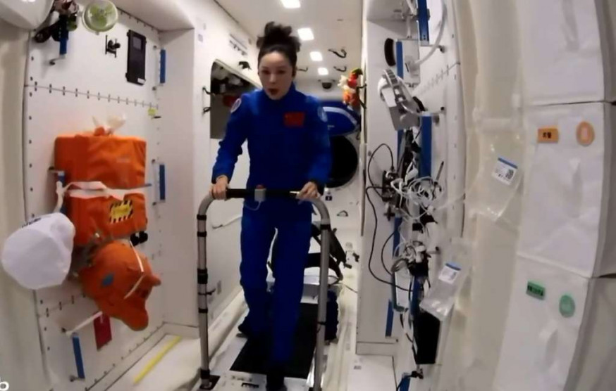 王亞平親身演示了「太空跑步機」。