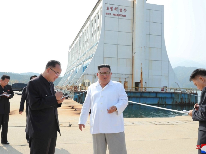 金正恩視察金剛山旅遊區時,批評建築物毫無體現民族性,亂七八糟,像災區臨時草棚或隔離病房。(網圖)