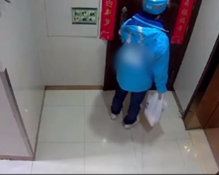 外賣哥在門外苦等1小時。