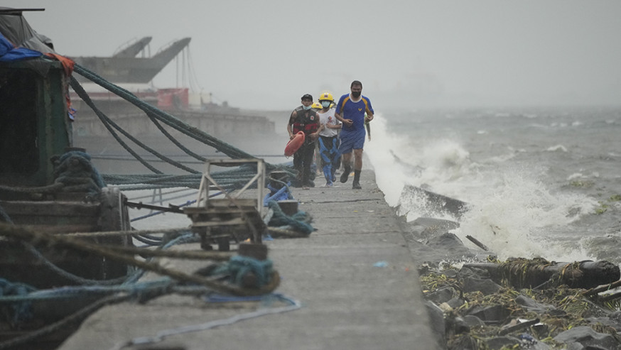 颱風吹襲，馬尼拉湯都區岸邊捲起巨浪。AP