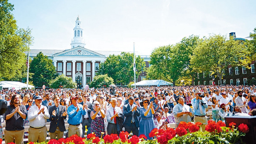 哈佛商學院MBA課程的學生和親友，五月參加畢業禮。