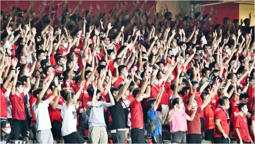 港隊在疫情接近3年以來,再在大球場主場出戰,場內萬人空巷,氣氛熾熱。