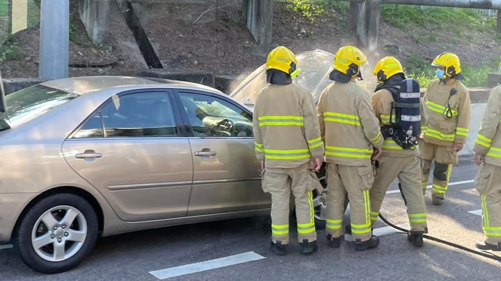一輛私家車在吐露港公路疑過熱冒煙。香港突發事故報料區facebook圖片