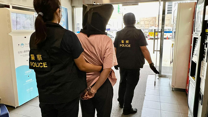 事件中,警方拘捕2名女子。警方提供