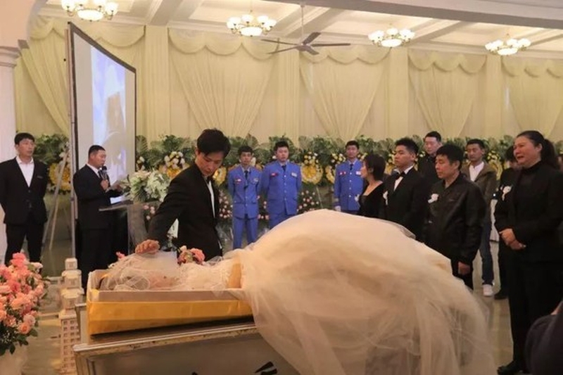 既是婚禮也是喪禮,徐世南在殯儀館與愛妻進行婚禮。(網圖)