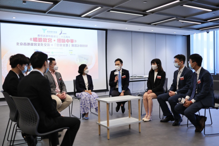 民政及青年事務局局長麥美娟與參與雲遊文藝計畫的學生代表交流。