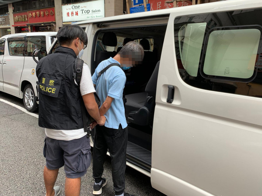 警方拘捕其中一名男子。
