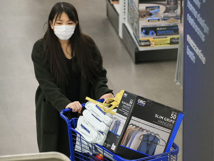 小室真子被拍攝到獨自在超市購物。網圖
