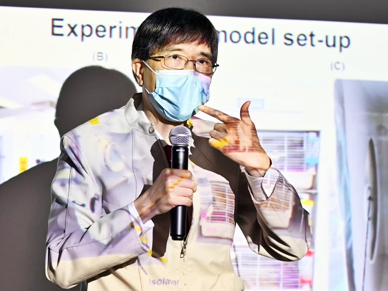 袁國勇指即使炎夏已到,市民亦應堅持戴口罩。