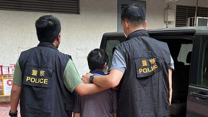 警方於汝州街拘捕一名64歲姓曾本地男子。警方提供