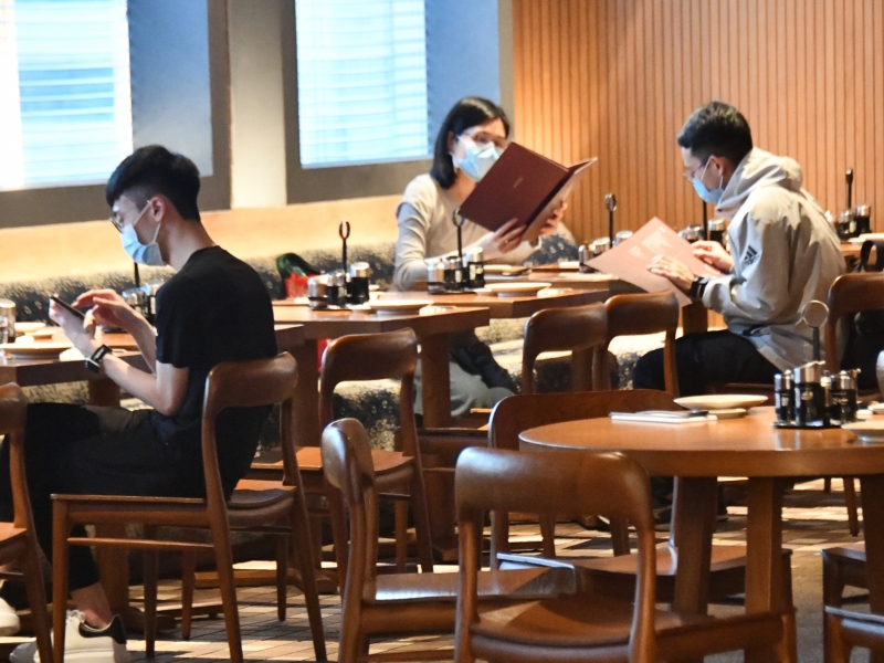 市民為避疫減少外出用餐,飲食業成為重災區。