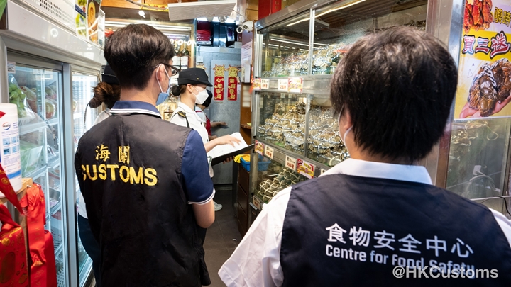 海關近日與食物安全中心人員巡查售賣大閘蟹的商舖。