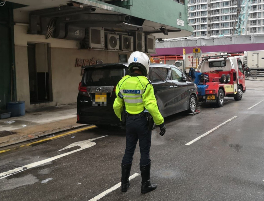 警方拖走涉嫌違泊車輛。