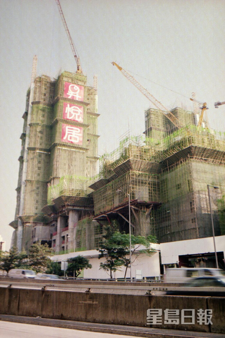 昇悅居02年每呎三千元。