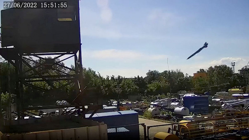 俄軍飛彈命中商場影片曝光。路透社圖片