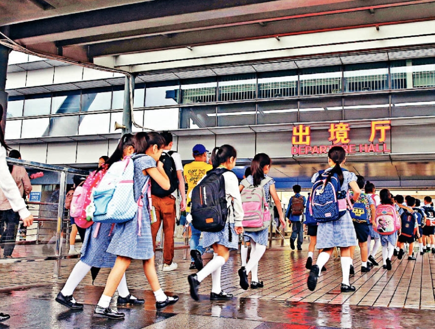 部分內地家長憂慮本港政局問題,為跨境來港上學的子女申請退學。