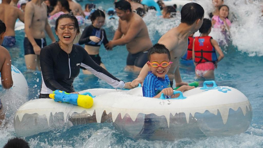 南昌市民眾到水上樂園消暑。新華社資料圖片
