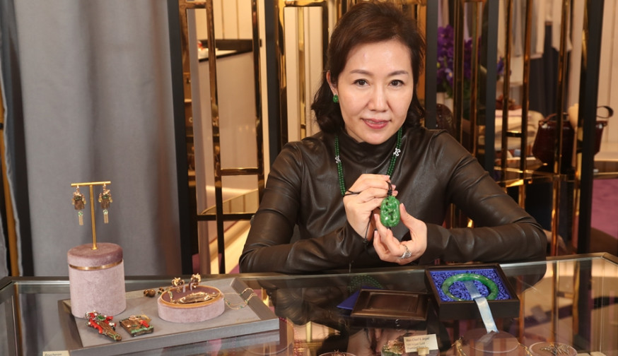 喜歡古董珠寶的Loretta,自己設計的珠寶亦洋溢中國風。