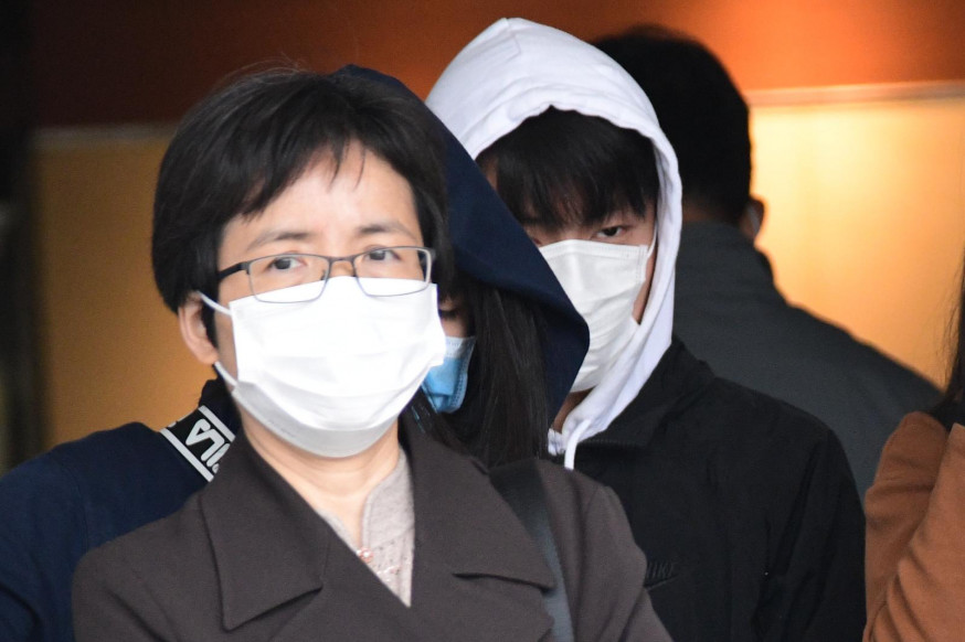被告陳業云(白帽)。