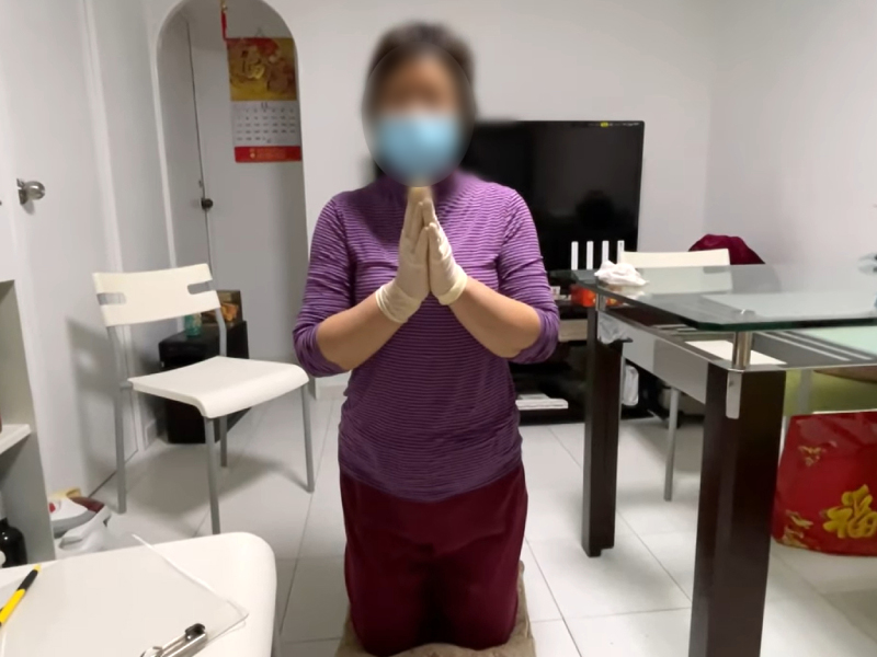 阿娟在鏡頭前下跪認錯。《東張西望》截圖