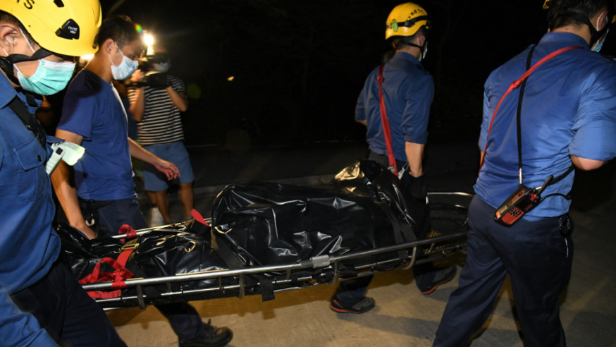 救援人員將失足墮崖亡的男事主遺體抬到山下。