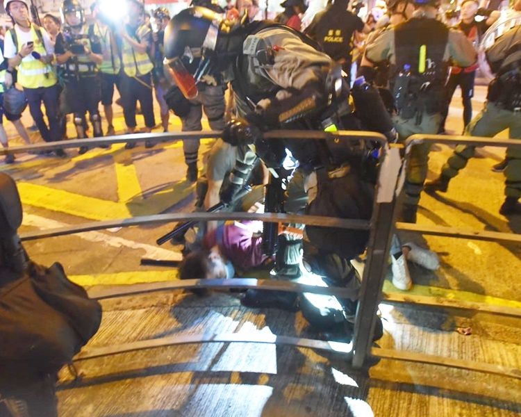紅衣男被制服,大批警員出動。