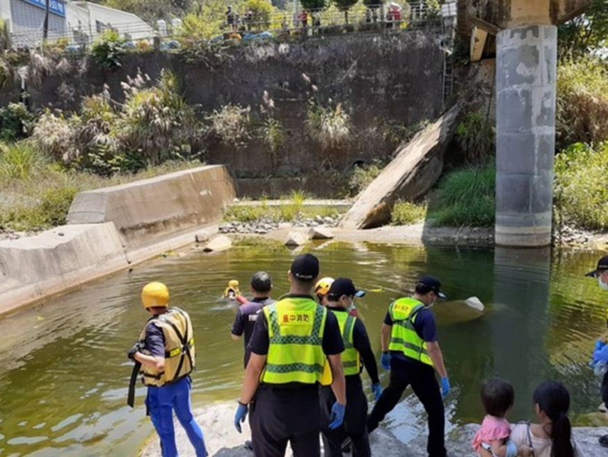 消防接報到場進行搜救。網圖