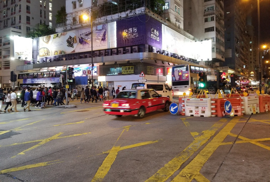 彌敦道/窩打老道路口放置了臨時交通燈。政府新聞處圖片