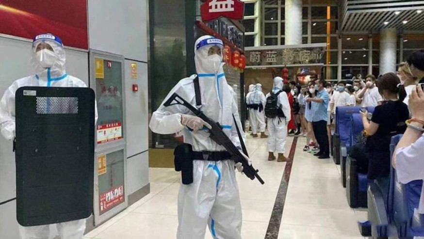 網傳雲南西雙版納機場有「大白」持長槍戒備,引發滯留旅客不滿。