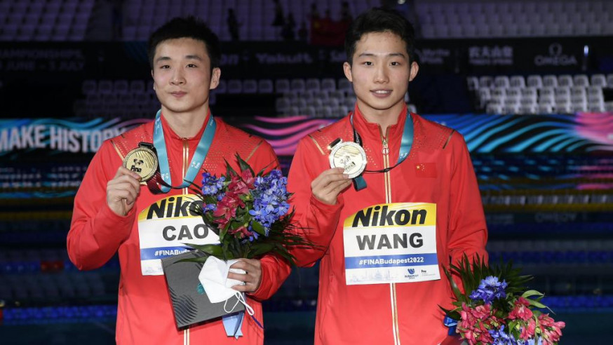 曹緣(左)和王宗源(右)奪男子雙人三米板金牌。AP