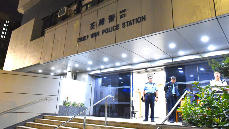 荃灣警區軍裝巡邏小隊人員截查拘捕通緝犯。