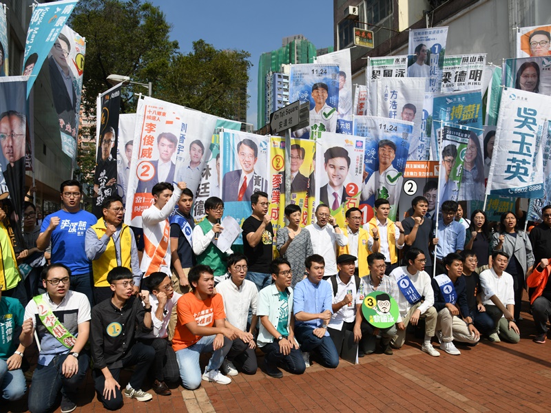 民主派元朗區候選人誓師活動,尹兆堅(後排左七)、陳淑莊(後排左八)等到來撐場。