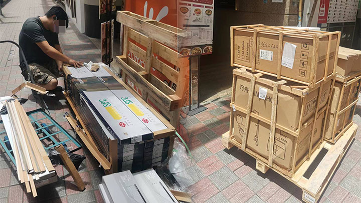 有港女指自己於內地「淘」了578公斤的地板及傢俬,惟搬運師傅指因地板太長,需逐一拆件搬入升降機再搬入屋。網上圖片