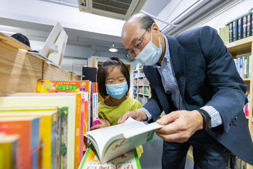 除向小朋友介紹心水圖書，尹志田自掏腰包回購一本有關香港種植的二手書自用。