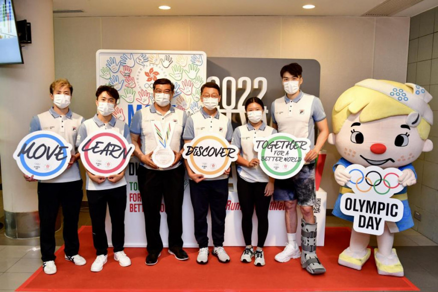 張小倫(右)昨左腳穿上保護鞋出席奧運日活動。梁柏琛攝